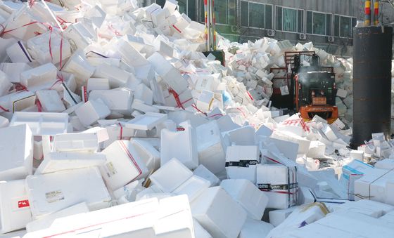 한가득 쌓인 재활용 쓰레기