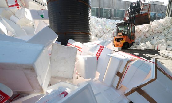 산처럼 쌓인 스티로폼