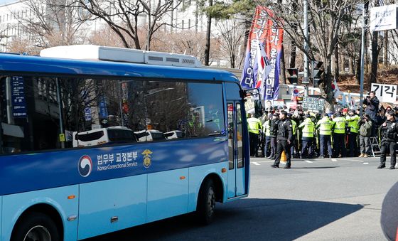 尹 전 대통령 태운 호송차 법원 도착