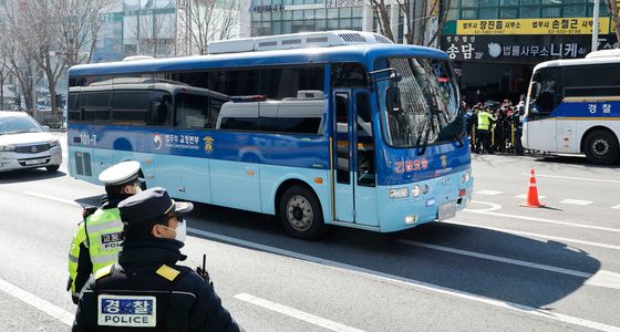 윤석열 전 대통령 태운 호송차 법원 도착