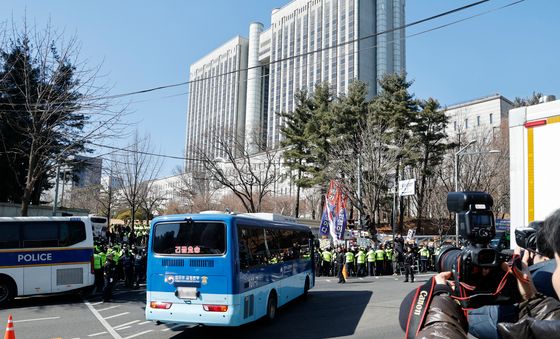 '내란 우두머리 선고' 윤석열 전 대통령 호송차 법원 도착