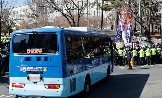 '내란 우두머리 선고' 윤석열 전 대통령 호송차 법원 도착