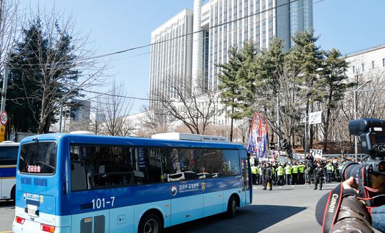 尹 전 대통령 태운 호송차 법원 도착