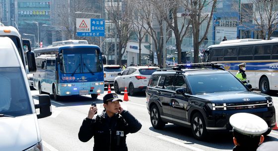 경찰 통제 속 법원 도착한 尹 호송차