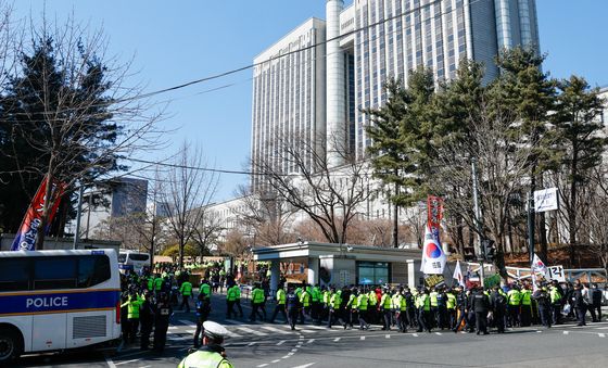 통제되는 법원 일대