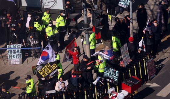선고일 맞은 윤석열…지지자들 집결
