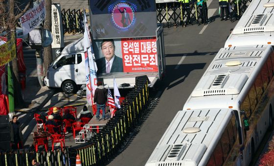 비상계엄 443일 만 선고…법원 주변 통제