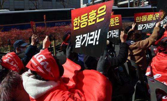 윤석열 지지 집회에 '한동훈은 잘가라'