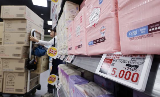 이재명 '생리대 비싸다' 지적 이후…이마트 5000원 균일가