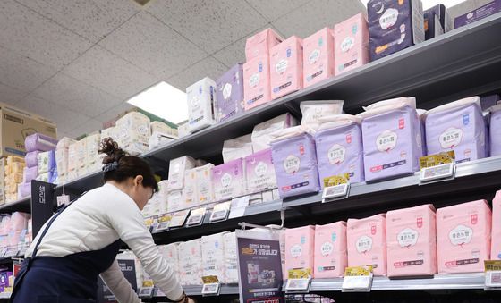 대통령 말에 '줄인하'...이마트도 반값 생리대 내놨다