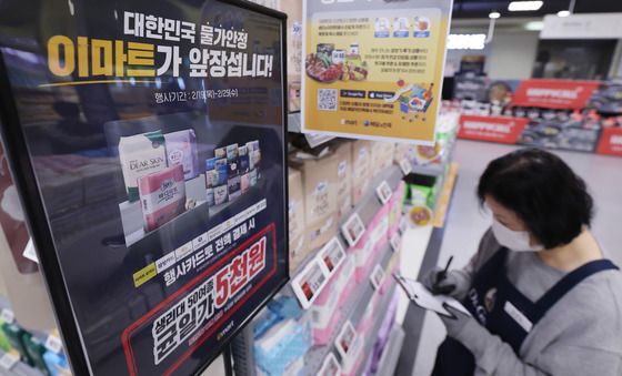 대통령 말에 '줄인하'...이마트도 반값 생리대 내놨다