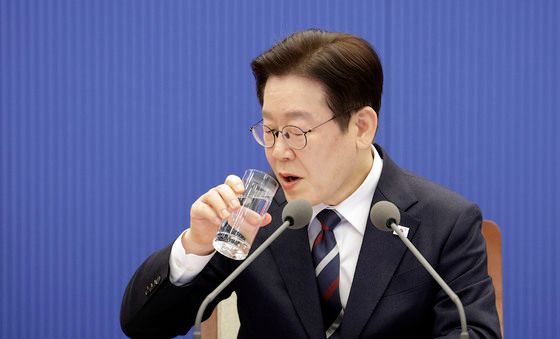 목 축이는 이재명 대통령