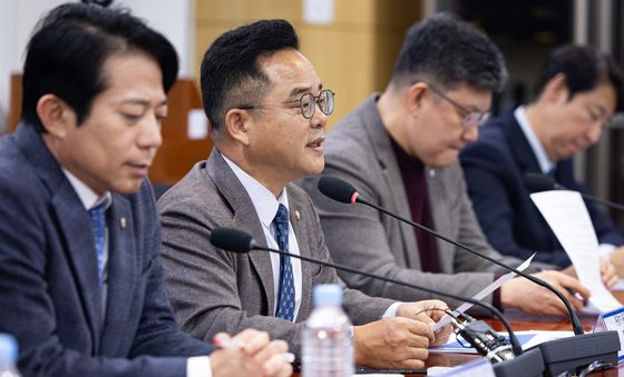 발언하는 민병덕 위원장