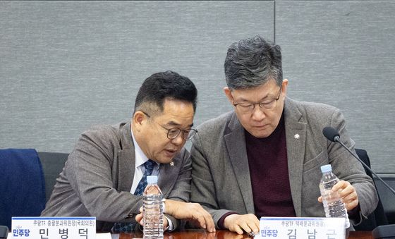 대화 나누는 민병덕·김남근