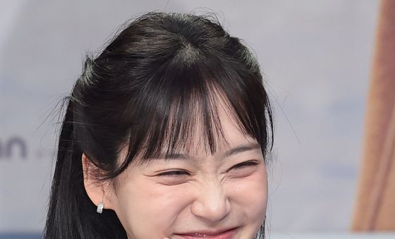 한지현, 애교 눈 웃음