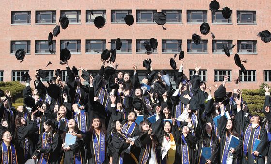 봄 기운 완연한 우수(雨水) '졸업 축하'