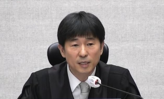 尹 1심 선고, 변호인 출석 확인하는 지귀연 부장판사