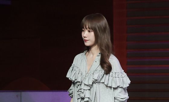 이성경, 움직이는 바비인형