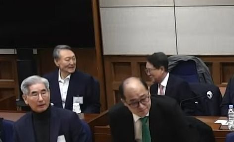 변호인과 대화 나누는 윤석열 전 대통령