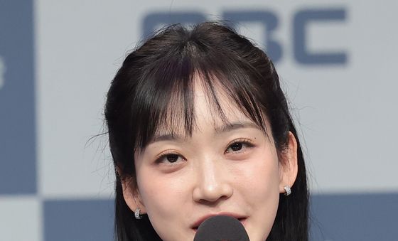 인사말 하는 한지현