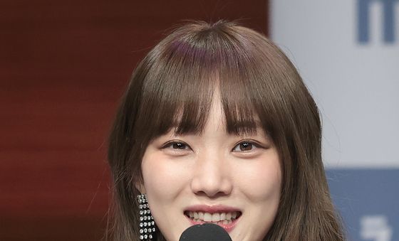 인사말 하는 이성경