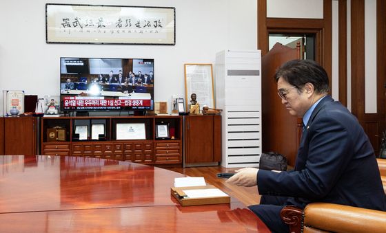 윤석열 1심 선고 방송 시청 준비하는 우원식 국회의장