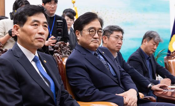 윤석열 1심 선고 방송 지켜보는 우원식 국회의장