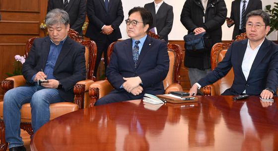 尹 선고 방송 지켜보는 우원식 의장