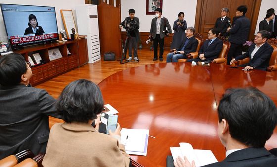 윤석열 1심 선고 방송 시청하는 우원식 국회의장