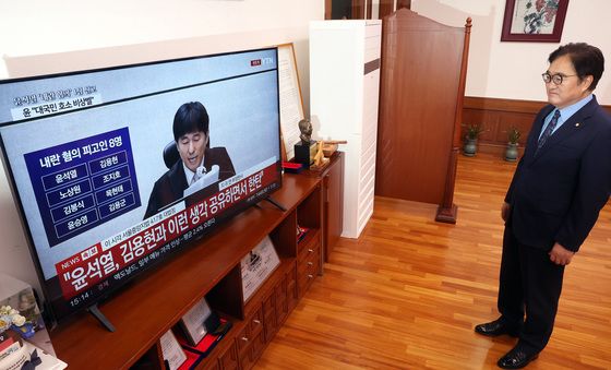 윤석열 1심 선고 생중계 지켜보는 우원식 국회의장