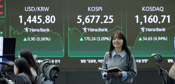 기관이 쓸어담은 코스피, 사상 최고치 마감