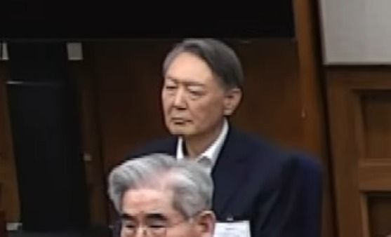 '1심 무기징역' 판결문 듣는 윤석열