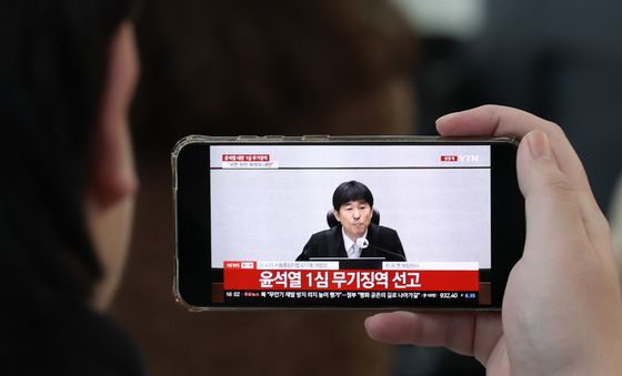 윤석열 전 대통령 선고 생중계 시청하는 대전 시민들