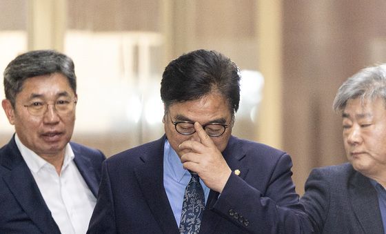 굳은 표정으로 의장실 나서는 우원식 국회의장