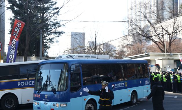 법원 나서는 윤석열 호송차량