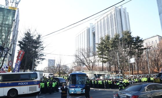 법원 나서는 윤석열 전 대통령 호송차