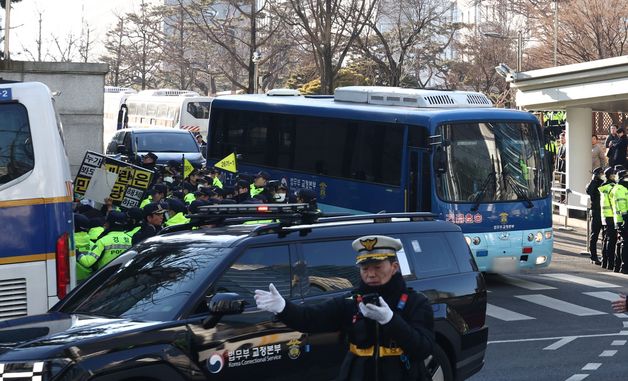 1심 선고공판 마치고 법원 나서는 윤석열 호송차량