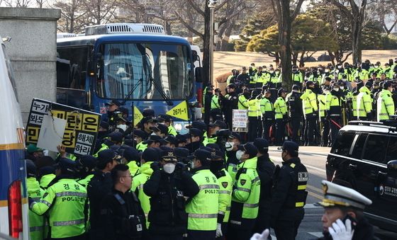 중앙지법 나서는 윤석열 호송차량