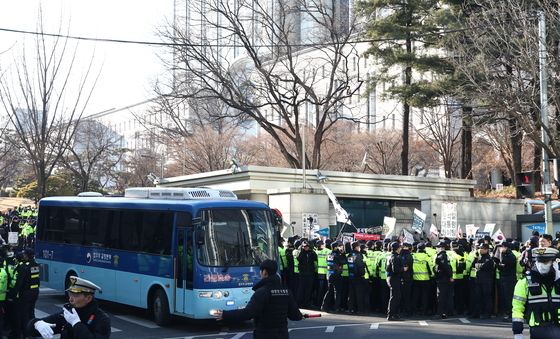 중앙지법 나서는 윤석열 전 대통령 호송차량