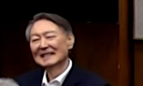 선고 공판 출석해 미소짓는 윤석열