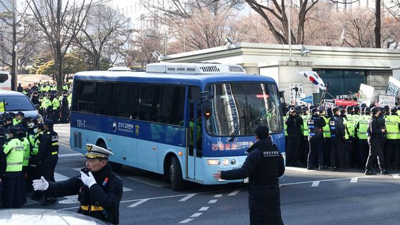 '무기징역' 1심 선고 후 법정 나서는 윤석열 호송 차량