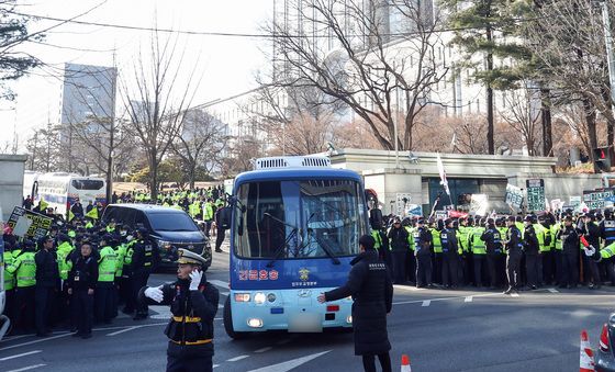 윤석열 1심 무기징역, '구치소로'