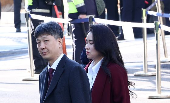 尹 변호인단 배의철·김계리, 착잡한 표정