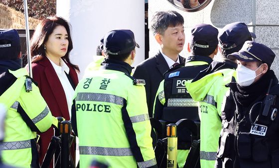 착잡한 표정으로 법정 나서는 윤석열 변호인단