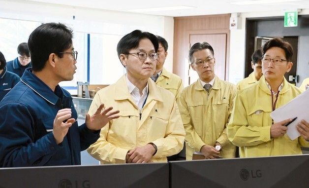 석유 안전 보안시설 현장점검 하는 김정관 산업부 장관