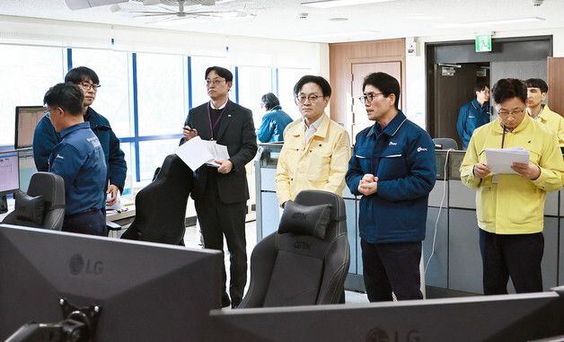 석유 안전 보안시설 현장점검 하는 김정관 산업부 장관