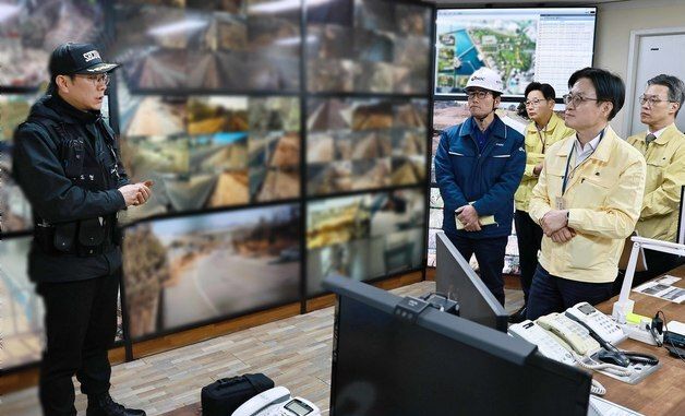 석유 안전 보안시설 현장점검 하는 김정관 산업부 장관