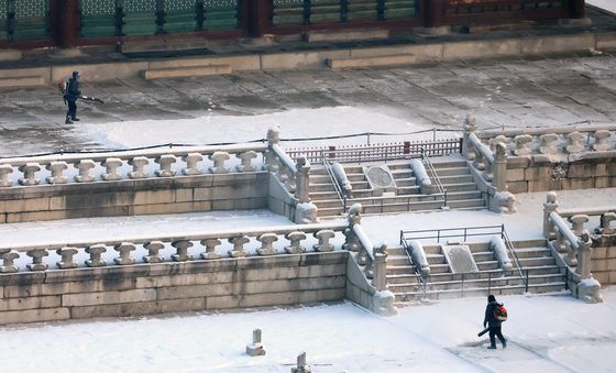 '경복궁 오픈 전 제설작업'