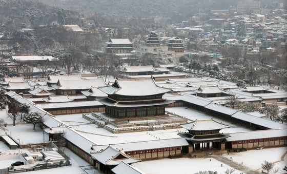 '눈 덮인 경복궁'
