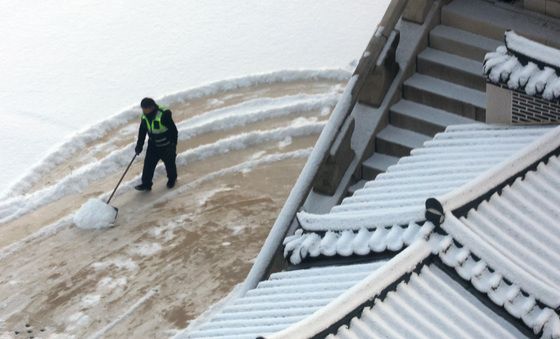 '제설작업하는 경복궁'